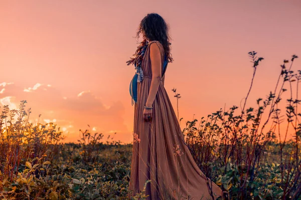 Šťastné Těhotná Žena Chůze Poli Při Západu Slunce — Stock fotografie