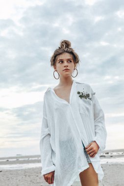 gün batımında sahilde güzel genç boho stil kadınla. Genç casual moda model açık