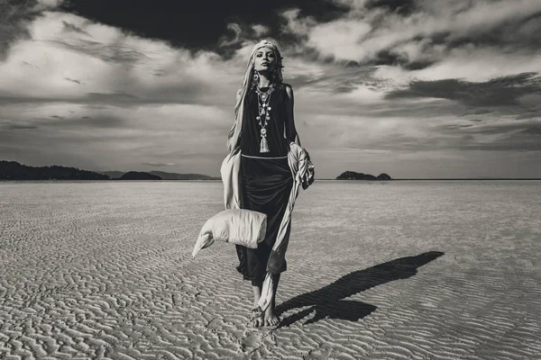 Beautiful Young Stylish Woman Walking Low Tide Sunset Black White — Stock Photo, Image