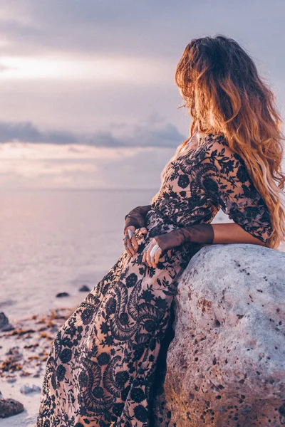 Mulher Elegante Elegante Com Acessórios Boho Praia Pôr Sol — Fotografia de Stock