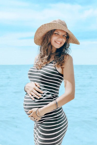 Joven Feliz Mujer Embarazada Alegre Oliendo Disfrutando Vida Naturaleza Fondo — Foto de Stock