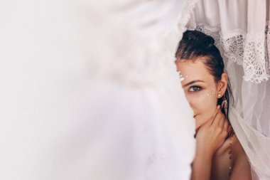 kumaş ile güzel güleryüzlü kadın portresi kapatın. Moda kavramı