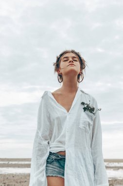 gün batımında sahilde güzel genç boho tarzı kız. Genç doğal moda model açık havada 