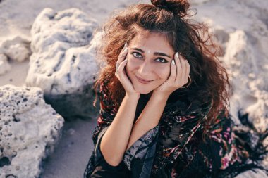 cherrful genç şık boho kadın portre gün batımında