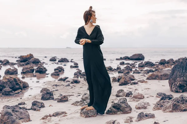 Bella Giovane Donna Elegante Piedi Sulla Spiaggia — Foto Stock