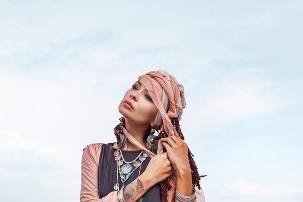 Mujer Joven Elegante Con Accesorios Boho Moda Playa Tiempo Ventoso — Foto de Stock