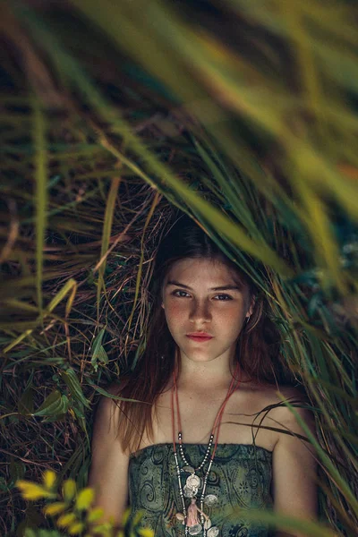 Красивая Молодая Женщина Лежит Траве Закрытыми Глазами Вид Сверху — стоковое фото