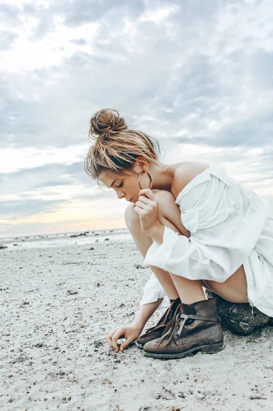 Mooie Jonge Boho Stijl Meisje Het Strand Bij Zonsondergang Jonge — Stockfoto