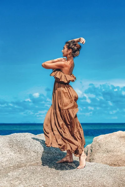 Schöne Junge Frau Elegantem Kleid Strand — Stockfoto