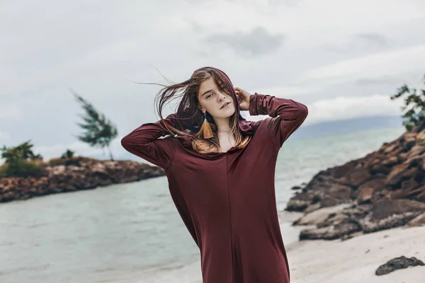 Bella Giovane Donna Elegante Piedi Sulla Spiaggia — Foto Stock