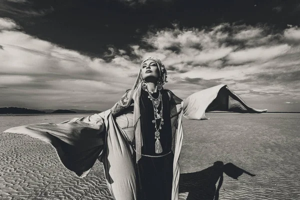 Stijlvolle Jongedame Met Modieuze Boho Accessoires Het Winderige Strand Tijd — Stockfoto