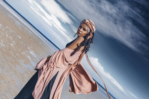 Jovem Mulher Elegante Com Acessórios Boho Moda Praia Tempo Ventoso — Fotografia de Stock