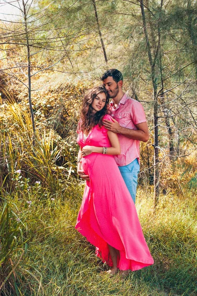 Alegre Mulher Grávida Feliz Marido Divertindo Livre — Fotografia de Stock