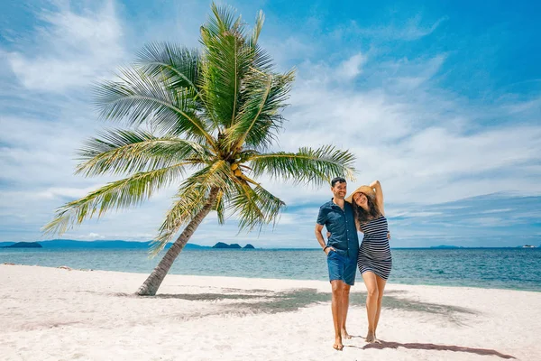 Fröhlich Glücklich Schwangere Frau Und Ehemann Spaß Strand — Stockfoto