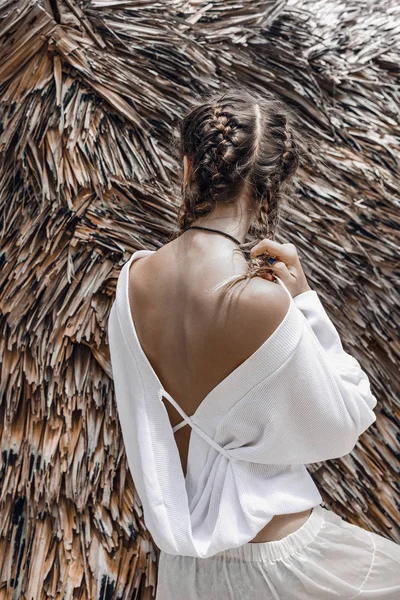 Arka Plan Üstünde Kuru Palmiye Beyaz Elbiseli Güzel Genç Moda — Stok fotoğraf