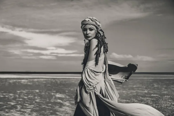 Νεαρή Γυναίκα Καλαίσθητο Μοντέρνα Boho Αξεσουάρ Για Την Παραλία Θυελλώδεις — Φωτογραφία Αρχείου