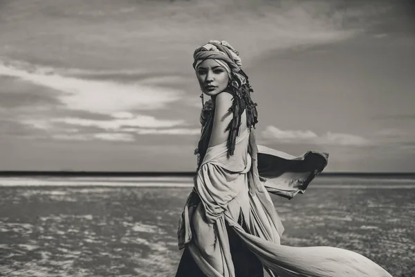 Jeune Femme Élégante Avec Accessoires Boho Mode Sur Plage Temps — Photo