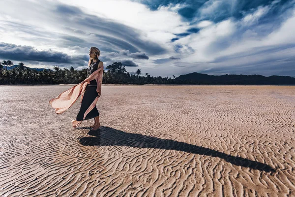 Gün Batımında Düşük Tide Üzerinde Yürüyen Güzel Şık Kadın — Stok fotoğraf