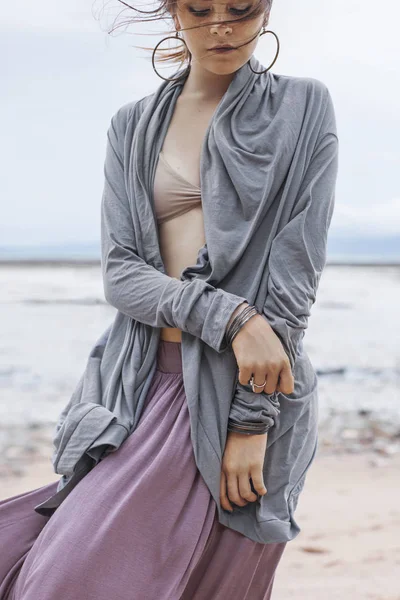 Sahilde Güzel Genç Şık Bir Kadın — Stok fotoğraf