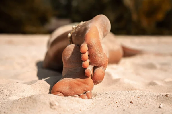 关闭美丽的年轻女子的脚 海滩阳光浴 — 图库照片