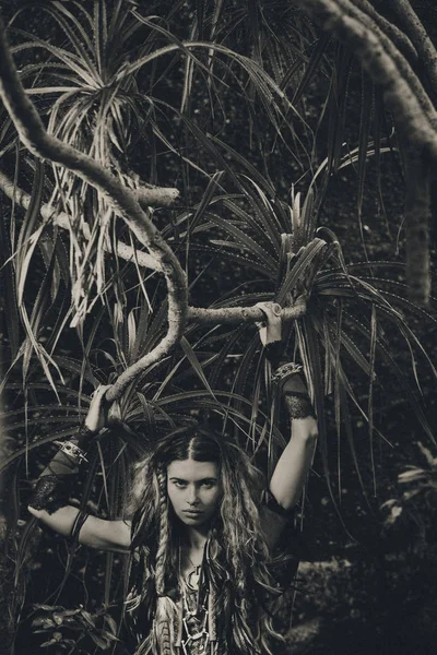Selvagem Amazona Mulher Retrato Com Árvore Espinhos — Fotografia de Stock