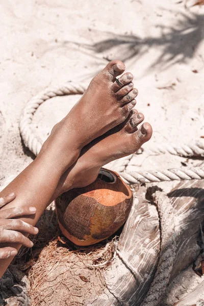 美丽的女子腿在野生海滩与椰子关闭 — 图库照片