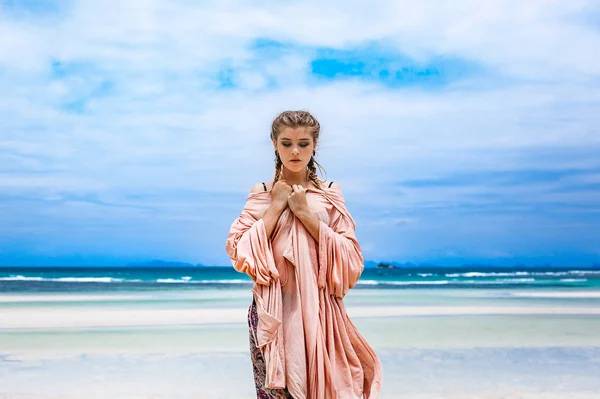 Sahil Hattı Tarafından Yürüyen Güzel Genç Moda Kadın — Stok fotoğraf