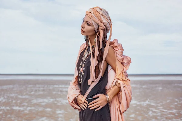 年轻时尚的女人与时髦的波西米亚配件在海滩刮风时间 — 图库照片