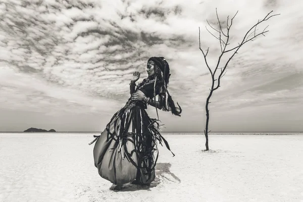 Bela Jovem Dançarina Tribal Elegante Mulher Traje Oriental Dançando Livre — Fotografia de Stock