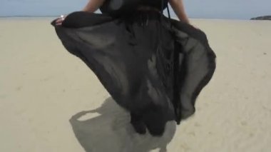 güzel genç şık kadın sahilde yürüyor. Poz ve modelleme 