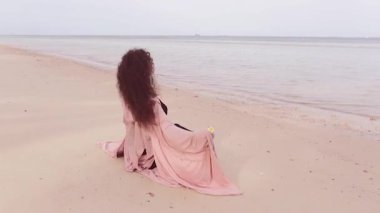 oturma ve sahilde rahatlatıcı sabah zaman çekici genç şık kadın