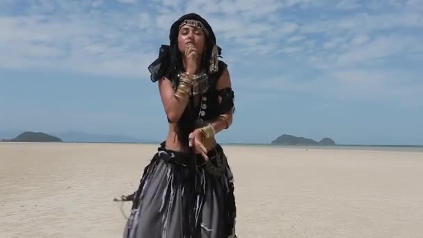 美しい若いスタイリッシュな部族のダンサー 東洋の衣装を着た女性が屋外で踊る — ストック動画