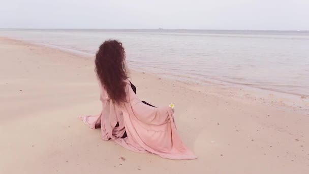 Приваблива Молода Стильна Жінка Сидить Розслабляється Пляжі Ранковий Час — стокове відео