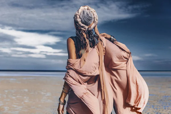 Młoda Kobieta Stylowa Boho Modne Akcesoria Plaży Czas Wietrznie — Zdjęcie stockowe