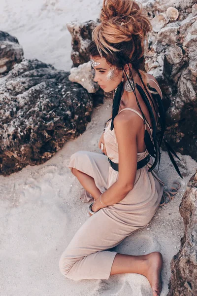 Hermosa Joven Boho Estilo Moda Mujer Sentada Playa Atardecer —  Fotos de Stock