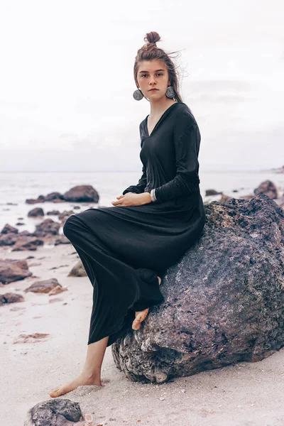 Kumsalda Yürüyen Güzel Genç Şık Kadın — Stok fotoğraf