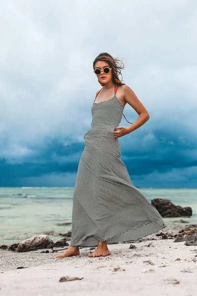 Belle Jeune Femme Avec Des Lunettes Soleil Sur Plage — Photo