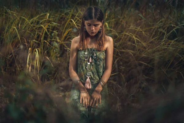 Schöne Junge Frau Sitzt Auf Einem Feld — Stockfoto