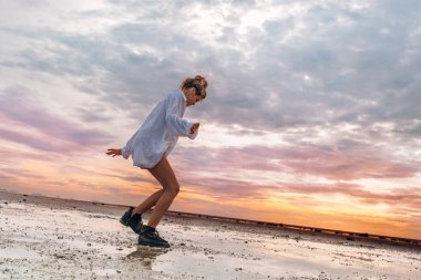 gün batımında sahilde güzel genç kız. 