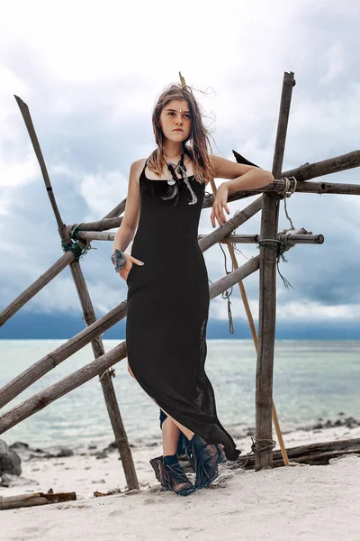 Hermosa Joven Elegante Mujeren Vestido Negro Playa —  Fotos de Stock