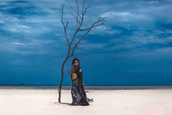 Bela Jovem Dançarina Tribal Elegante Mulher Traje Oriental Livre — Fotografia de Stock