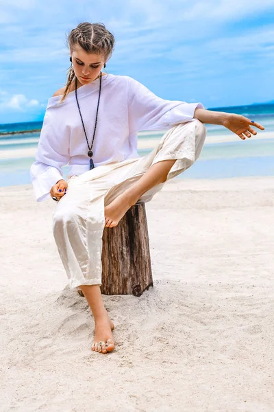 Hermosa Mujer Joven Con Estilo Ropa Blanca Playa — Foto de Stock