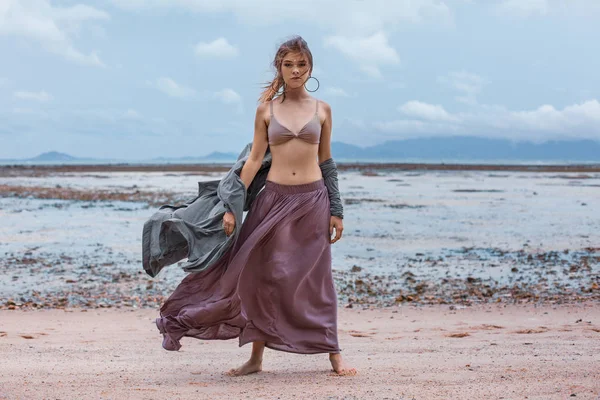 Bela Jovem Mulher Elegante Areia Praia — Fotografia de Stock