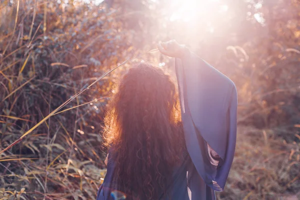 Jonge Vrouw Vanaf Achterkant Een Veld Bij Zonsondergang — Stockfoto