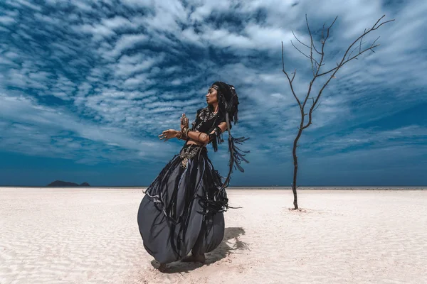 Красива Молода Стильна Племінна Танцівниця Жінка Східному Костюмі Танцює Відкритому — стокове фото
