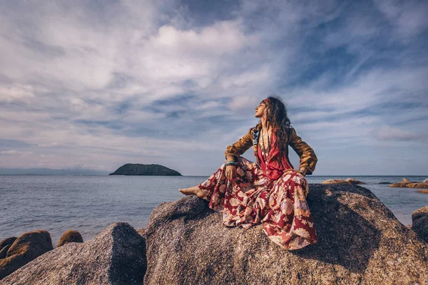 Bella Giovane Donna Stile Zingaro All Aperto — Foto Stock