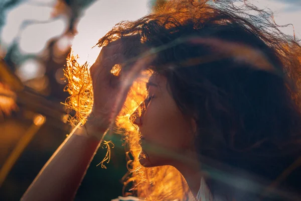 Mooie Jonge Vrouw Silhouet Een Veld Bij Zonsondergang — Stockfoto