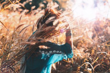 bir alanda gün batımında güzel genç kadın