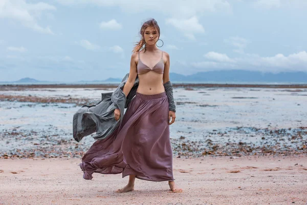 Όμορφη Νεαρή Γυναίκα Κομψή Στην Άμμο Στην Παραλία — Φωτογραφία Αρχείου