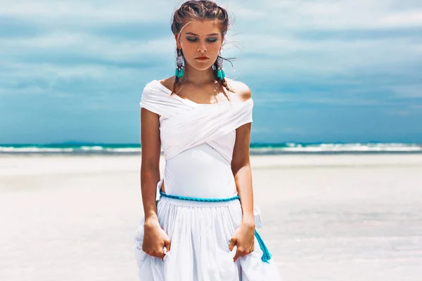 Krásná Mladá Módní Žena Bílých Šatech Pláži — Stock fotografie